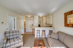 un soggiorno con un divano e un tavolo di Ski In and Out! Jiminy Peak Condo with Resort Perks a Hancock