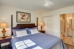 una camera con un letto blu con due comodini e due lampade di Ski In and Out! Jiminy Peak Condo with Resort Perks a Hancock Altre 20 foto