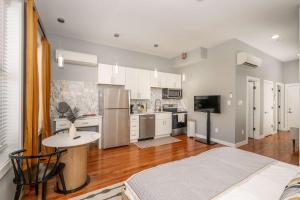 Η κουζίνα ή μικρή κουζίνα στο Findlay Market - Suite 4 for 2