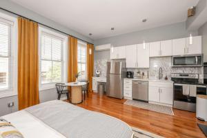 Η κουζίνα ή μικρή κουζίνα στο Findlay Market - Suite 4 for 2