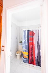 une salle de bain avec toilettes et rideau de douche dans l'établissement Experience the Magic of the Historic Center from Your Own Balcony, à Mexico 40 autres photos