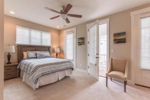 una camera da letto con un letto e un ventilatore a soffitto di 406A The Beach House a Virginia Beach