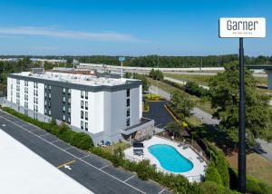 Πισίνα στο ή κοντά στο Garner Hotel Augusta West by IHG