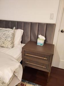 Una cama con una mesita de noche con una caja de pañuelos encima. en Ocean view paradise, en Mukilteo