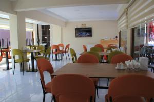 een eetkamer met tafels en stoelen in een restaurant bij Ataköy Otel Cafe Restaurant in Çaykara