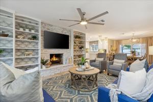 Una sala de estar con chimenea y televisión. en 120 E Park Ln, en Cocoa Beach
