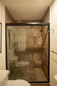 グアダラハラにあるNuevo Departamento Céntrico con Alberca y Parkingのトイレ付きのバスルームのガラス製シャワー
