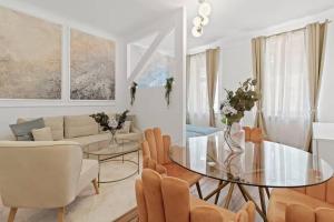 a living room with a glass table and chairs at Art Hotel Vienna in Vienna