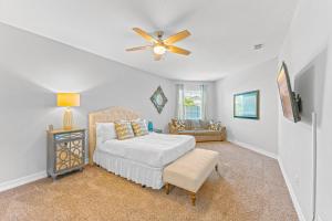 una camera da letto con un letto e un ventilatore a soffitto di 142 Mediterranean Way a Indian Harbour Beach Altre 38 foto