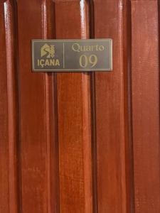 a sign on the side of two brown books at Hotel Içana in São Gabriel da Cachoeira