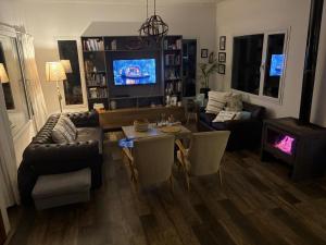 TV a/nebo společenská místnost v ubytování Atardecer de San Benito