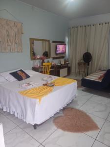 布卢梅瑙loft harmonia的一间卧室配有一张大床,床上有黄色的毯子