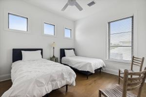 Katil atau katil-katil dalam bilik di 140 Ocean Estates Dr +28 gambar
