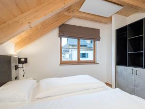 a bedroom with a bed and a window at Schletski in Donnersbachwald