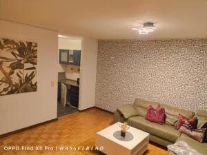 ein Wohnzimmer mit Sofa und Tisch in der Unterkunft MiMo 24 in Köln