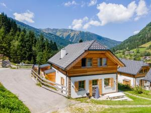 a house in the mountains with a driveway at Traumhaus in Donnersbachwald