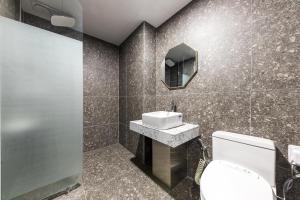 SeosanHotel 24st Prestige的带水槽和马桶的浴室