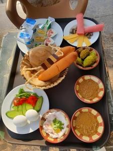 una bandeja de comida con diferentes tipos de comida. en GOLDEN PYRAMiDS TEMPLE ViEW HOTEL all king rooms with jacuzzi & pyramids view, en El Cairo