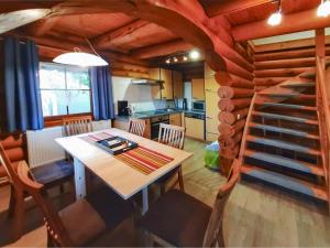 a dining room and kitchen in a log cabin at Ute in Dankerode