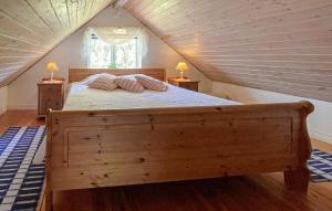 Una cama o camas en una habitación de Amazing Home In Askersund With House A Panoramic View 13 fotos más