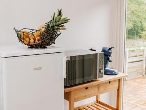 een magnetron op een tafel met een fruitmand bij Hubertus II in Bad Pyrmont