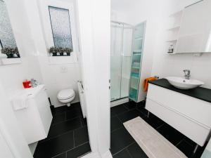 een witte badkamer met een toilet en een wastafel bij Hubertus II in Bad Pyrmont +20 foto's