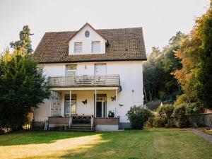 een oud wit huis met een grote tuin bij Hubertus II in Bad Pyrmont