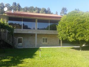 ein Gebäude mit vielen Fenstern in einem Hof in der Unterkunft Casa da Mineira T2 in Geres