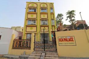 un edificio amarillo con escaleras que conducen a él en Hotel O sea palace, en Cossipore