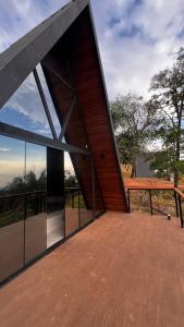 una casa con una grande porta a vetri su un ponte di Chalé Mirante Morro dos Ventos a Chapada dos Guimarães