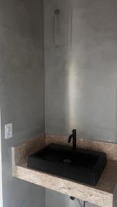 bagno con lavandino nero in camera di Chalé Mirante Morro dos Ventos a Chapada dos Guimarães