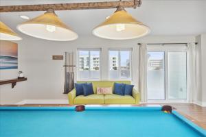una sala de estar con una mesa de billar en 51 N Orlando Ave, en Cocoa Beach