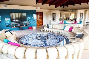 TV a/nebo společenská místnost v ubytování Castaway Dreams Villa St Croix