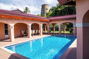 Bazén v ubytování Castaway Dreams Villa St Croix nebo v jeho okolí