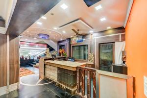 a bar in a room with an orange wall at Hotel O Rourkela Palace in Raghunāthpāli +27 photos