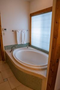 Et badeværelse på Whispering Pines Grand Estate + 56 billeder