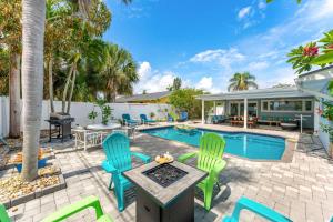 Un patio con sillas y una piscina. en 4822 Fairview Dr, en Cabo Cañaveral
