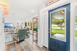una habitación con una puerta azul y una silla verde en 4822 Fairview Dr, en Cabo Cañaveral
