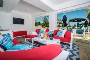 a living room with red and blue couches and a table at Five Star Trump Hotel No Resort And Cleaning Fees in Las Vegas