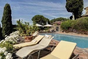 Un grupo de sillas de jardín y una piscina. en Villa Cavresa, en Fattoria Montecchio