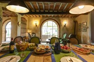 un comedor con una mesa con comida. en Villa Cavresa, en Fattoria Montecchio 32 fotos más