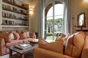 una sala de estar con un sofá y una mesa en Villa Cavresa, en Fattoria Montecchio