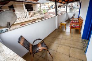 Un balcón con dos sillas y una mesa. en Pousada Jardineira, en Ouro Preto 7 fotos más