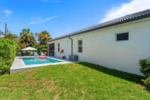 una casa con piscina y patio en 131 Seminole Ln, en Cocoa Beach