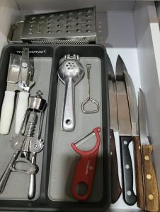 a tray with various kitchen utensils on a table at Amplio, equipado con vistas a jardín en el corazón CDMX in Mexico City