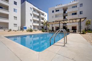 Bazén v ubytování Alf Desert Condo, Ground Floor Unit in Downtown Cabo nebo v jeho okolí