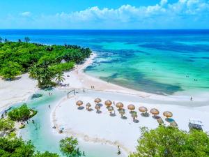 Una vista aérea de una playa con sombrillas y el océano. en Romantic Escape I 500m Award-Winning Beach I Memory Foam King Bed I AC Kitchen WiFi 5B, en Playa del Carmen