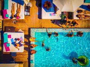 un grupo de personas nadando en una piscina en Romantic Escape I 500m Award-Winning Beach I Memory Foam King Bed I AC Kitchen WiFi 5B, en Playa del Carmen