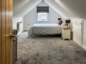 a bedroom with a bed and a window at Tilia Loft in Scotter