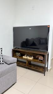 - un salon avec un canapé et une grande télévision dans l'établissement Casa Siena 3 bedrooms Close to the airport, à Monterrey